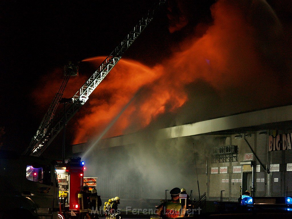 Grossbrand Halle auf dem Grossmarkt Koeln P508.JPG